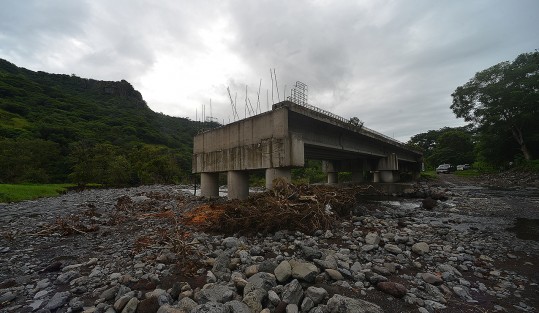 Con un puente inconcluso, otros dos en pésimas condiciones, además de caminos en malas condiciones como parte de las rutas de evacuación del PERE (Plan de Emergencia Radiológica Externo), habitantes de localidades cercanas a la Central Nucleoeléctrica Laguna Verde (CNLV) en Alto Lucero, viven en constante temor por no contar con una vía efectiva de evacuación.
