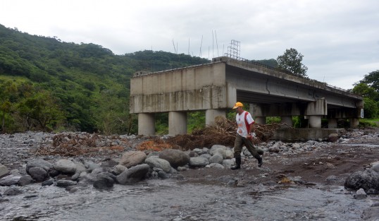 El puente que comunica a la comunidad de La Reforma con Topiltepec  nunca fue terminado, y nadie da cuenta de ello a los pobladores. Federación y CFE ni se preguntan por el puente, pese a ser su responsabilidad que funcione el PERE.
