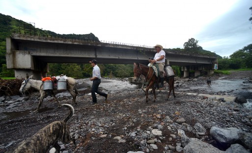 El puente que comunica a la comunidad de La Reforma con Topiltepec  nunca fue terminado, y nadie da cuenta de ello a los pobladores. Federación y CFE ni se preguntan por el puente, pese a ser su responsabilidad que funcione el PERE.
