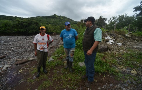 Fue el diputado local por el Distrito de Misantla, Ernesto Cuevas Hernández, quien organizó una caravana de reporteros y fotógrafos para mostrar las pésimas condiciones en que se encuentran las supuestas rutas de evacuación en las localidades que abarca la Zona Vía Pluma del PERE.
