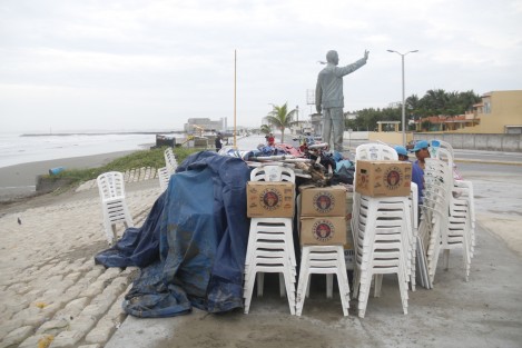Comerciantes de la playa Santa Ana, sacaron su mercancía y mobiliario sobre el bulevar Vicente Fox por temor a perderlo todo ante el incremento de la marejada que ha producido la entrada del huracán Katia.
