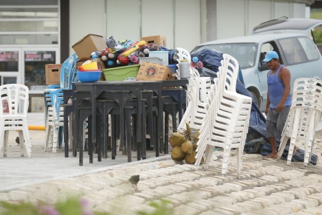 Comerciantes de la playa Santa Ana, sacaron su mercancía y mobiliario sobre el bulevar Vicente Fox por temor a perderlo todo ante el incremento de la marejada que ha producido la entrada del huracán Katia.