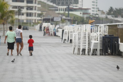 Comerciantes de la playa Santa Ana, sacaron su mercancía y mobiliario sobre el bulevar Vicente Fox por temor a perderlo todo ante el incremento de la marejada que ha producido la entrada del huracán Katia.