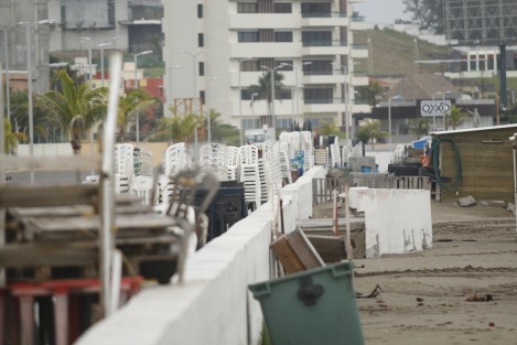 Comerciantes de la playa Santa Ana, sacaron su mercancía y mobiliario sobre el bulevar Vicente Fox por temor a perderlo todo ante el incremento de la marejada que ha producido la entrada del huracán Katia.