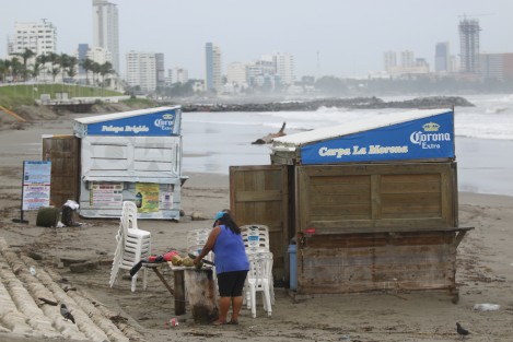 Comerciantes de la playa Santa Ana, sacaron su mercancía y mobiliario sobre el bulevar Vicente Fox por temor a perderlo todo ante el incremento de la marejada que ha producido la entrada del huracán Katia.