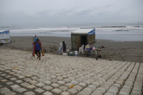 Comerciantes de la playa Santa Ana, sacaron su mercancía y mobiliario sobre el bulevar Vicente Fox por temor a perderlo todo ante el incremento de la marejada que ha producido la entrada del huracán Katia.