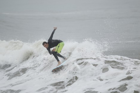 Surfistas aprovechan el fuerte oleaje provocado por la entrada del huracán Katia para practicar este deporte.