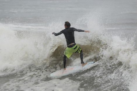 Surfistas aprovechan el fuerte oleaje provocado por la entrada del huracán Katia para practicar este deporte.