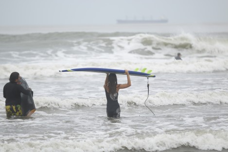 Surfistas aprovechan el fuerte oleaje provocado por la entrada del huracán Katia para practicar este deporte.