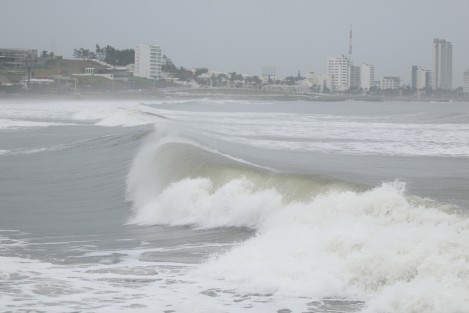 Surfistas aprovechan el fuerte oleaje provocado por la entrada del huracán Katia para practicar este deporte.