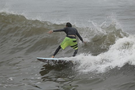 Surfistas aprovechan el fuerte oleaje provocado por la entrada del huracán Katia para practicar este deporte.