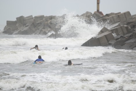Surfistas aprovechan el fuerte oleaje provocado por la entrada del huracán Katia para practicar este deporte.