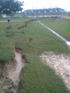 Tras el sismo de la noche del jueves, en el campo deportivo Pit 5 en la colonia Murillo Vidal de la ciudad de Jáltipan, Ver. se abrió una enorme grieta, por lo que se acordonó la zona. 