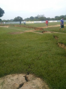 Grieta en campo deportivo de Jáltipan.