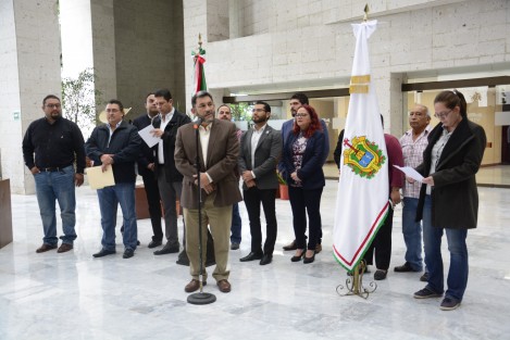 Las bancadas de Morena, PRI y Juntos por Veracruz en el Congreso del Estado, desconocieron al panista Sergio Hernández como presidente de la Junta de Coordinación Política, luego de que así lo declarara el internacionalmente premiado diputado, justificandolo con que hay 21 diputados panistas, con los 2 que recién consiguieron este jueves. 