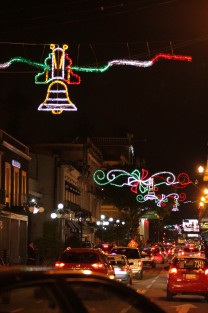 Las obras en el Centro de Xalapa,Ver. por fin permitieron la colocación de la decoración del Mes de la Patria en la Avenida Enríquez. 
