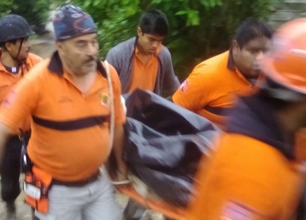 Los primeros en llegar al lugar fueron los integrantes del grupo Escuadrón Nacional de Rescate, quienes trabajaron para ayudar a las personas atrapadas, pero por desgracia no pudieron hacer nada en los dos puntos.
