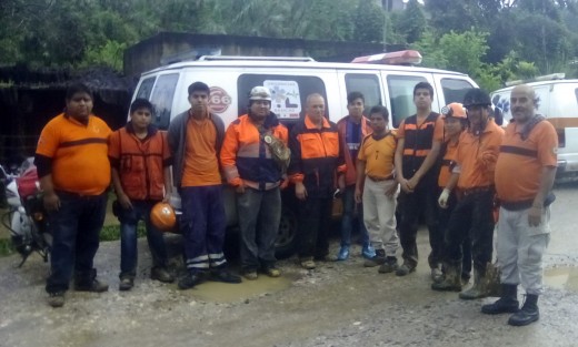 Los primeros en llegar al lugar fueron los integrantes del grupo Escuadrón Nacional de Rescate, quienes trabajaron para ayudar a las personas atrapadas, pero por desgracia no pudieron hacer nada en los dos puntos.
