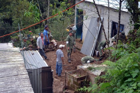 Vecinos de otros sitios solicitaron la ayuda del  Ejército, ya que sus casas colapsaron ante las lluvias; lo lamentable del caso es que nadie tiene siquiera escrituras al ser sitios dados por líderes charros. 