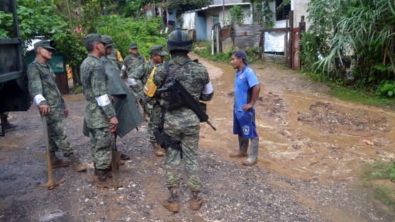 Vecinos de otros sitios solicitaron la ayuda del  Ejército, ya que sus casas colapsaron ante las lluvias; lo lamentable del caso es que nadie tiene siquiera escrituras al ser sitios dados por líderes charros. 