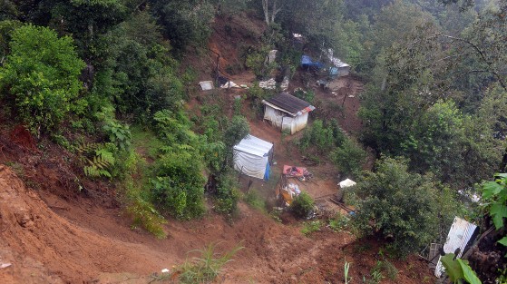 Dos personas perdieron la vida luego de que el cerro se le viniera encima un joven de aproximadamente  20 años,  quien vivía en la  colonia Ampliación Luis Donaldo Colosio; y un una persona de aproximadamente 55 años quien vivía en la colonia Esmeralda.
