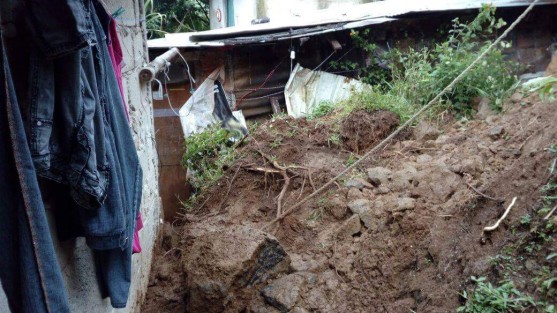 El grupo Nacional de Rescate auxilió a una mujer de aproximadamente 40 años en la col. Guadalupe Victoria de San Andrés Tlalnelhuayocan quien había quedado atrapada por un derrumbe. 