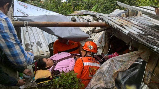 El grupo Nacional de Rescate auxilió a una mujer de aproximadamente 40 años en la col. Guadalupe Victoria de San Andrés Tlalnelhuayocan quien había quedado atrapada por un derrumbe.  