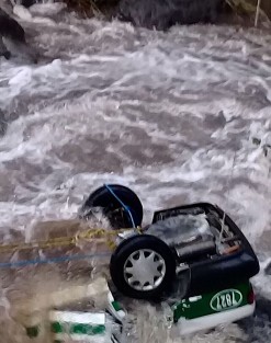 Un auto fue arrastrado por la corriente cuando trató de pasar un vado en Xico Viejo, Ver.. En el incidente murieron dos personas. 