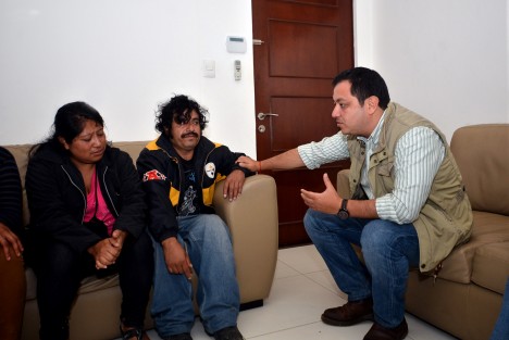 El alcalde Américo Zúñiga Martínez se reunió con los familiares de Ricardo Hernández Monterde, una de las personas lamentablemente fallecidas a consecuencia de deslizamientos de tierra en la colonia Luis Donaldo Colosio, les entregó un apoyo económico y les ofreció su respaldo en esta difícil situación.
