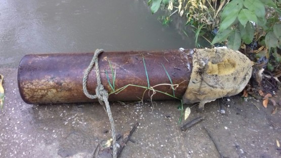 Los hechos se registraron cuando una persona que había adquirido dicho tanque como chatarra, al no saber que contenía el líquido, botó el cilindro al agua, ocasionando la nube tóxica que afectó a varios vecinos.
