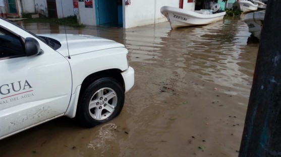 Volvió a desbordarse el río Tecolutla por efecto de la lluvia que se registra en Hidalgo y Puebla por los remanentes del huracán Katia.