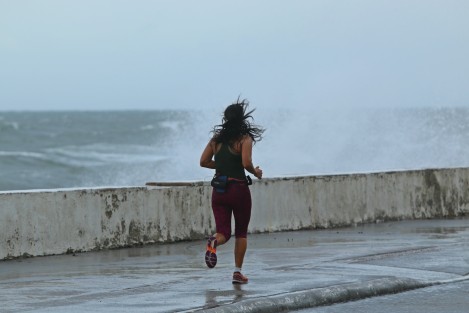 En la costa se mantiene un evento de Norte con velocidades de 40 a 50 km/h y rachas de 60 a 70 km/h, así como oleaje elevado cercano al litoral de 1 a 2 metros durante hoy domingo y mañana lunes, decreciendo gradualmente hacia el martes. En este periodo se esperan pocos cambios en la temperatura diurna.
