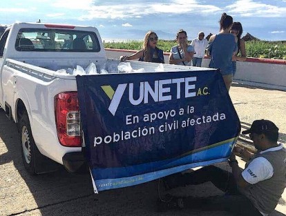 En redes sociales se dieron a conocer imagenes de hombres y mujeres blancos pertenecientes a una AC denominada Yúnete A.C. repartiendo ayuda a afectados por el huracán Katia. El logo de la AC de la cual buscadores en Internet no dan resultados tiene los colores azul con una pizca de amarillo.