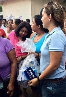 En redes sociales se dieron a conocer imagenes de hombres y mujeres blancos pertenecientes a una AC denominada Yúnete A.C. repartiendo ayuda a afectados por el huracán Katia. El logo de la AC de la cual buscadores en Internet no dan resultados tiene los colores azul con una pizca de amarillo. 