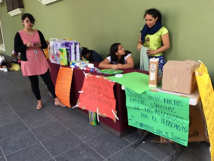 Universitarias itsmeñas se encuentran colectando ayuda para damnificados por el sismo en Oaxaca. Estarán este lunes, martes y miércoles por la mañana en los bajos del Palacio de Gobierno y la ayuda la harán llegar a través de sus conocidos a pequeñas comunidades, con el apoyo de Hermamos en el Camino. 