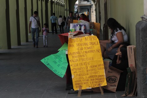 Universitarias itsmeñas se encuentran colectando ayuda para damnificados por el sismo en Oaxaca. Estarán este lunes, martes y miércoles por la mañana en los bajos del Palacio de Gobierno y la ayuda la harán llegar a través de sus conocidos a pequeñas comunidades, con el apoyo de Hermamos en el Camino.  