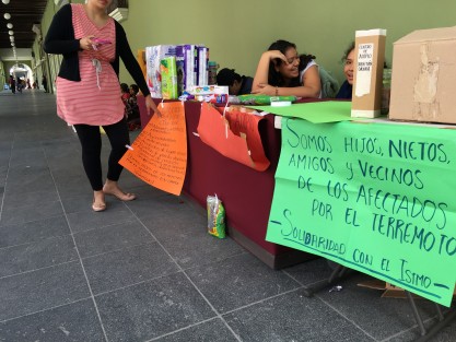 Universitarias itsmeñas se encuentran colectando ayuda para damnificados por el sismo en Oaxaca. Estarán este lunes, martes y miércoles por la mañana en los bajos del Palacio de Gobierno y la ayuda la harán llegar a través de sus conocidos a pequeñas comunidades, con el apoyo de Hermamos en el Camino. 