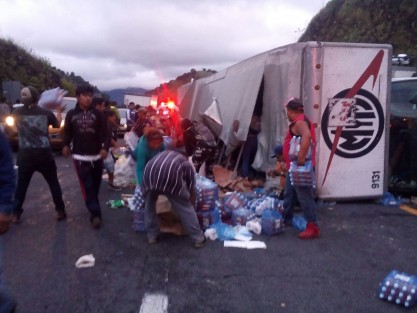Este domingo un camión que transportaba ayuda humanitaria hacia Oaxaca, volcó en las Cumbres de Maltrata, acudiendo de inmediato habitantes de la zona a robar lo que se transportaba para damnificados.