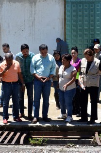 El alcalde de Xalapa, Américo Zúñiga, recorrió otras de las colonias que sufrieron afecaciones por las lluvias de hace unos días, y pidió a los xalapeños seguir reportando las afectaciones a los teléfonos de PC Xalapa: 8900794 y 8404220, los cuales funcionan las 24 horas del día durante todo el año y dijo que ya se está recibiendo documentación para hacer válida la póliza del Programa Mi Hogar Seguro