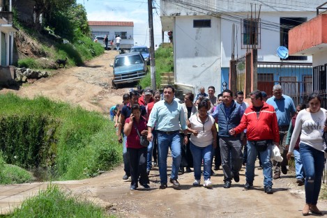 El alcalde de Xalapa, Américo Zúñiga, recorrió otras de las colonias que sufrieron afecaciones por las lluvias de hace unos días, y pidió a los xalapeños seguir reportando las afectaciones a los teléfonos de PC Xalapa: 8900794 y 8404220, los cuales funcionan las 24 horas del día durante todo el año y dijo que ya se está recibiendo documentación para hacer válida la póliza del Programa Mi Hogar Seguro.