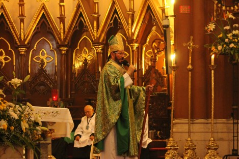 El arzobispo de Xalapa, Hipólito Reyes Larios, dijo en su homilía que los padres no deben dejar de corregir a sus hijos cuando actúen mal, esto pese a que actualmente con los derechos humanos ya hasta a los maestros y papás se les puede denunciar. Así estarán formando buenos ciudadanos.