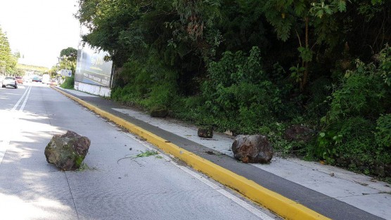 Luego del paso de las fuertes lluvias registradas en la capital, éstas aún siguen dejando afectaciones como el desprendimiento de rocas a la altura de Caxa por la lateral de la Av Lázaro Cárdenas, donde elementos de Tránsito retiraron para evitar un accidente vial.  
