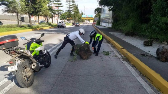 Luego del paso de las fuertes lluvias registradas en la capital, éstas aún siguen dejando afectaciones como el desprendimiento de rocas a la altura de Caxa por la lateral de la Av Lázaro Cárdenas, donde elementos de Tránsito retiraron para evitar un accidente vial.  