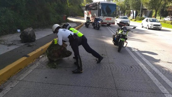 Luego del paso de las fuertes lluvias registradas en la capital, éstas aún siguen dejando afectaciones como el desprendimiento de rocas a la altura de Caxa por la lateral de la Av Lázaro Cárdenas, donde elementos de Tránsito retiraron para evitar un accidente vial.  