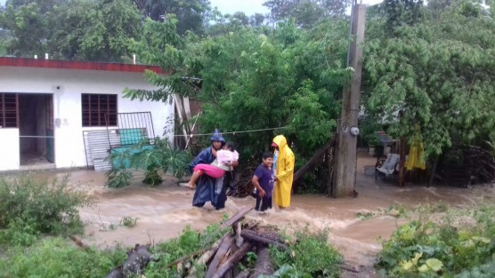 Vecinos de la colonia Manantiales del municipio de Tlapacoyan tuvieron que ser rescatadas y evacuadas de su domicilio debido a que las fuertes lluvias provocaron que quedaron atrapadas y la corriente que se formaba en la calle era muy fuerte. 