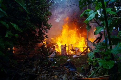 Una humilde vivienda fue totalmente  consumida por el fuego en Tlapacoyan; sus habitantes, dos personas de la tercera edad, resultaron ilesos pero la pérdida material fue total. 