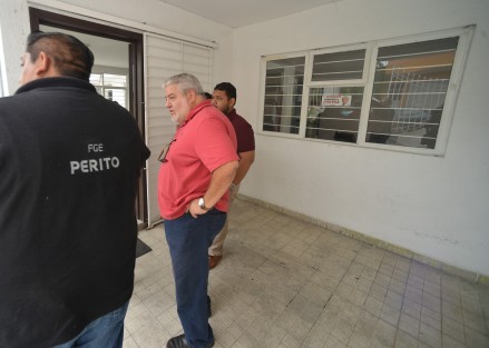 Peritos recorren las oficinas para esclarecer el robo realizado en las oficinas estatales de MORENA. Los dirigentes estatales del partido dijeron que si los ladrones pretendían obtener información que los dañara, están equivocados pues ellos se manejan con transparencia. 