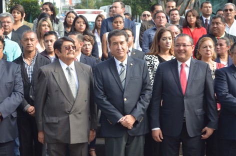 El Dirigente estatal del PRI, Renato Alarcón y el Senador Héctor Yunes, así como priistas acudieron a la guardia de honor en el parque de Los Berros, pese a coincidir con diputados del blanquiazul azul, no se saludaron. 