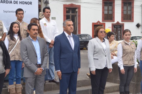 Los Alcaldes de Cosautlán, Rafael Díaz Argüello, y de Naolinco, Francisco Javier Guevara Gómez, acompañados por personal de sus municipios, acudieron a las guardias de honor en el mes patrio convocados por Gobierno del Estado.