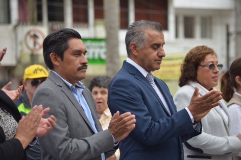 Los Alcaldes de Cosautlán, Rafael Díaz Argüello, y de Naolinco, Francisco Javier Guevara Gómez, acompañados por personal de sus municipios, acudieron a las guardias de honor en el mes patrio convocados por Gobierno del Estado.